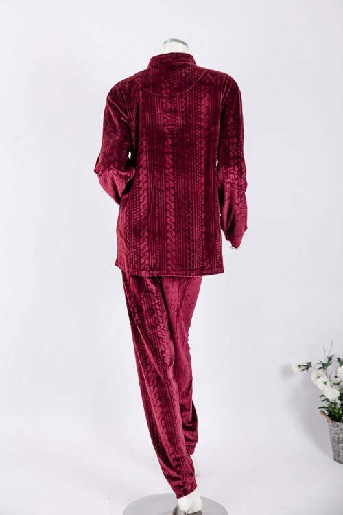 بجامة نسائية شتوية قطعتين لون عودي بنقوش بلوزة بياقة عالية و أزرار و بأكمام طويلة مع بنطلون طويل