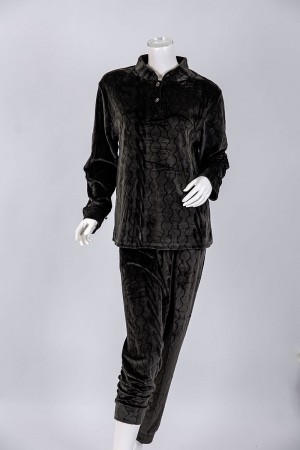 بجامة نسائية شتوية قطعتين لون أسود بنقوش بلوزة بياقة عالية و أزرار و بأكمام طويلة مع بنطلون طويل 