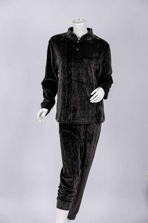 بجامة نسائية شتوية قطعتين لون أسود بنقوش بلوزة بياقة عالية و أزرار و بأكمام طويلة مع بنطلون طويل