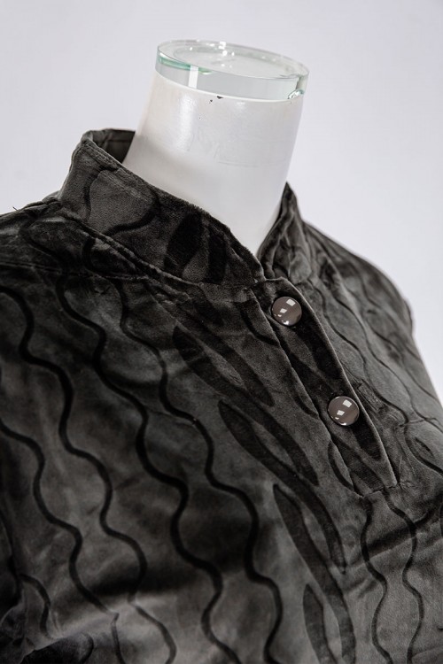 بجامة نسائية شتوية قطعتين لون أسود بنقوش بلوزة بياقة عالية و أزرار و بأكمام طويلة مع بنطلون طويل