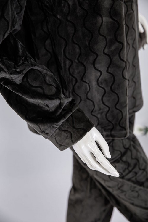 بجامة نسائية شتوية قطعتين لون أسود بنقوش بلوزة بياقة عالية و أزرار و بأكمام طويلة مع بنطلون طويل