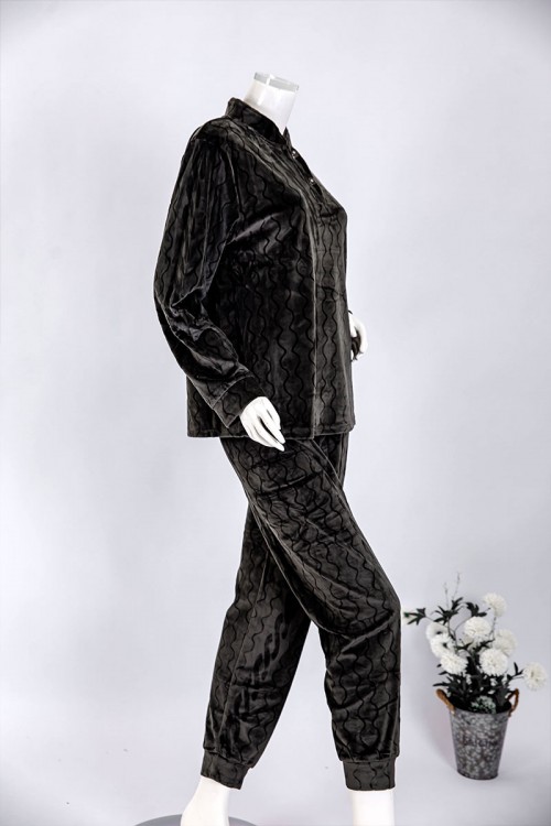 بجامة نسائية شتوية قطعتين لون أسود بنقوش بلوزة بياقة عالية و أزرار و بأكمام طويلة مع بنطلون طويل