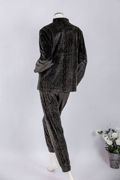 بجامة نسائية شتوية قطعتين لون أسود بنقوش بلوزة بياقة عالية و أزرار و بأكمام طويلة مع بنطلون طويل