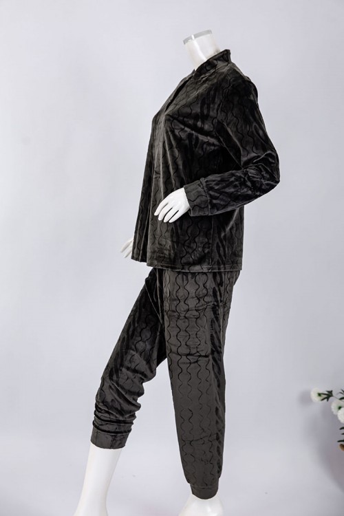 بجامة نسائية شتوية قطعتين لون أسود بنقوش بلوزة بياقة عالية و أزرار و بأكمام طويلة مع بنطلون طويل