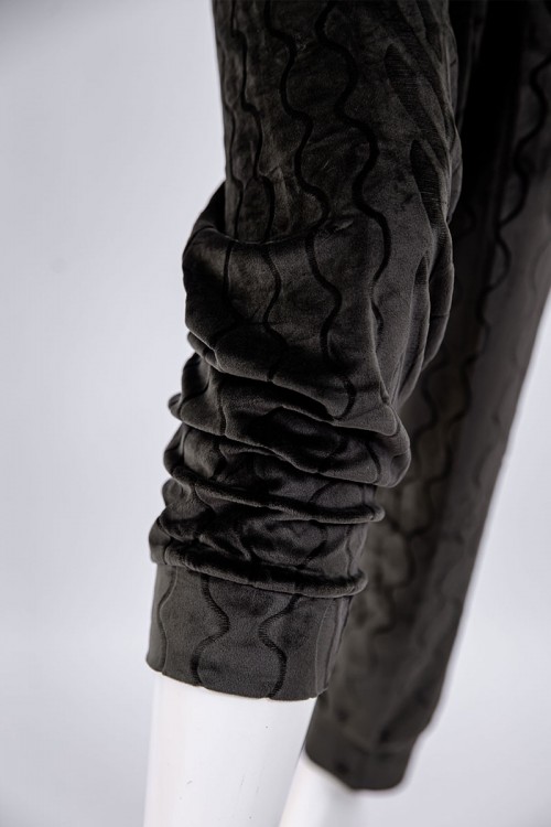 بجامة نسائية شتوية قطعتين لون أسود بنقوش بلوزة بياقة عالية و أزرار و بأكمام طويلة مع بنطلون طويل