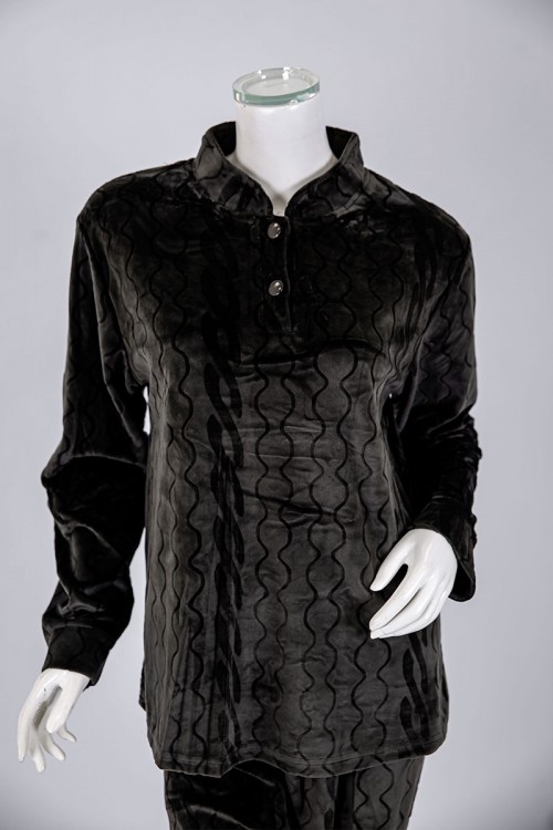 بجامة نسائية شتوية قطعتين لون أسود بنقوش بلوزة بياقة عالية و أزرار و بأكمام طويلة مع بنطلون طويل