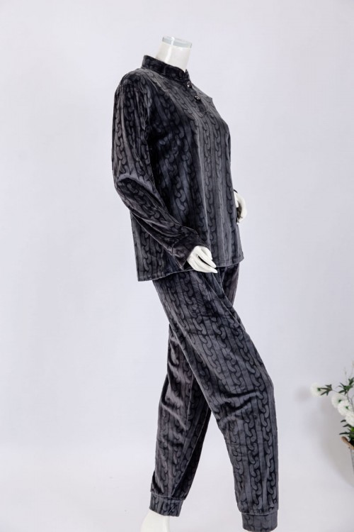 بجامة نسائية شتوية قطعتين لون رصاصي بنقوش بلوزة بياقة عالية و أزرار و بأكمام طويلة مع بنطلون طويل