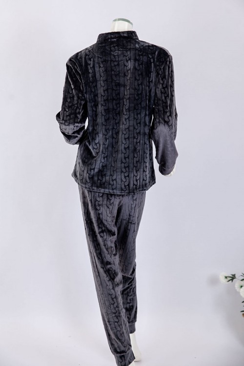 بجامة نسائية شتوية قطعتين لون رصاصي بنقوش بلوزة بياقة عالية و أزرار و بأكمام طويلة مع بنطلون طويل
