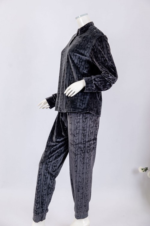 بجامة نسائية شتوية قطعتين لون رصاصي بنقوش بلوزة بياقة عالية و أزرار و بأكمام طويلة مع بنطلون طويل