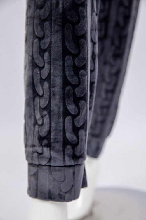 بجامة نسائية شتوية قطعتين لون رصاصي بنقوش بلوزة بياقة عالية و أزرار و بأكمام طويلة مع بنطلون طويل