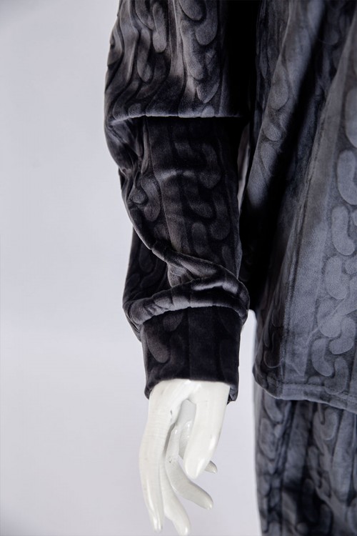 بجامة نسائية شتوية قطعتين لون رصاصي بنقوش بلوزة بياقة عالية و أزرار و بأكمام طويلة مع بنطلون طويل