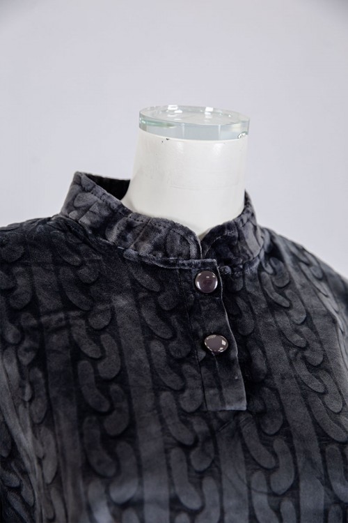 بجامة نسائية شتوية قطعتين لون رصاصي بنقوش بلوزة بياقة عالية و أزرار و بأكمام طويلة مع بنطلون طويل