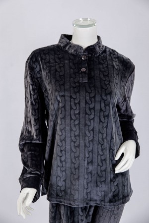 بجامة نسائية شتوية قطعتين لون رصاصي بنقوش بلوزة بياقة عالية و أزرار و بأكمام طويلة مع بنطلون طويل