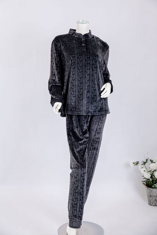 بجامة نسائية شتوية قطعتين لون رصاصي بنقوش بلوزة بياقة عالية و أزرار و بأكمام طويلة مع بنطلون طويل