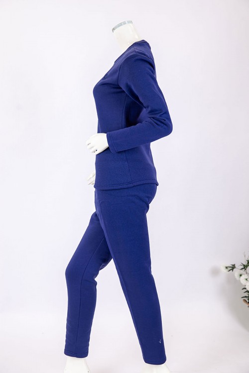 بجامة نسائية شتوية قطعتين لون كحلي غامق بلوزة بياقة دائرية و بأكمام طويلة مع بنطلون طويل