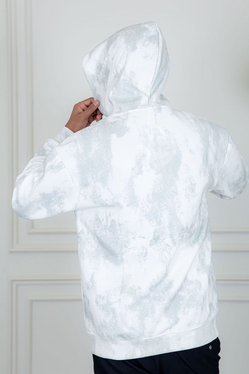 بلوفر رجالي شتوي لون أبيض بنقوش باللون الرمادي قبعة متصلة برباط و أكمام طويلة مع جيب الكنغر