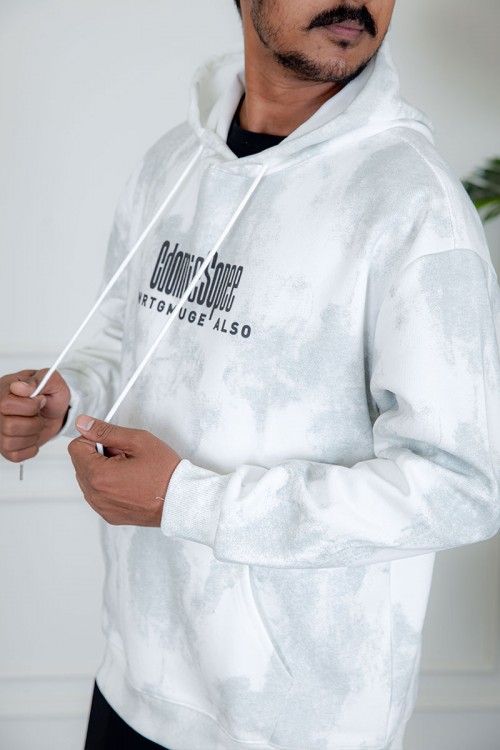 بلوفر رجالي شتوي لون أبيض بنقوش باللون الرمادي قبعة متصلة برباط و أكمام طويلة مع جيب الكنغر