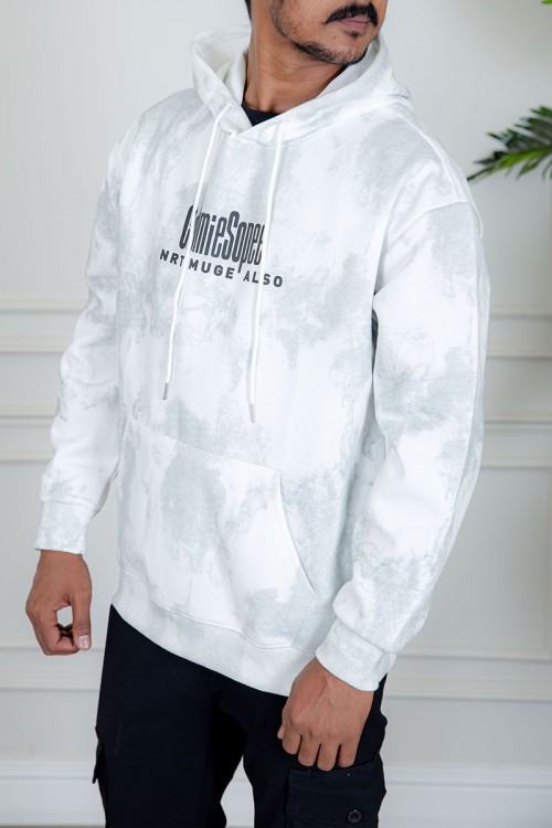 بلوفر رجالي شتوي لون أبيض بنقوش باللون الرمادي قبعة متصلة برباط و أكمام طويلة مع جيب الكنغر