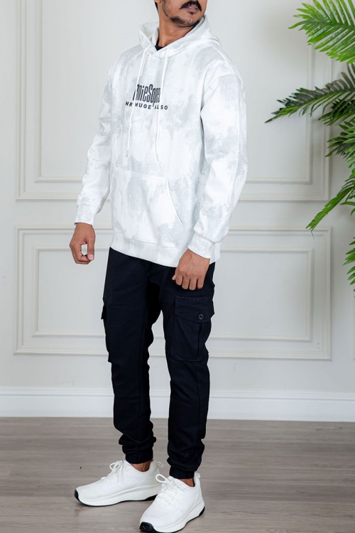 بلوفر رجالي شتوي لون أبيض بنقوش باللون الرمادي قبعة متصلة برباط و أكمام طويلة مع جيب الكنغر