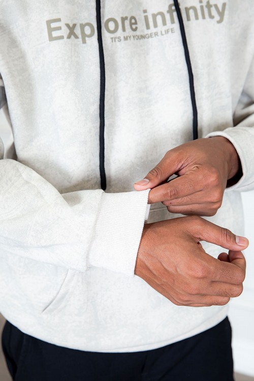 بلوفر رجالي شتوي لون بيج بنقوش باللون الرمادي قبعة متصلة برباط و أكمام طويلة مع جيب الكنغر