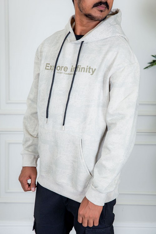 بلوفر رجالي شتوي لون بيج بنقوش باللون الرمادي قبعة متصلة برباط و أكمام طويلة مع جيب الكنغر