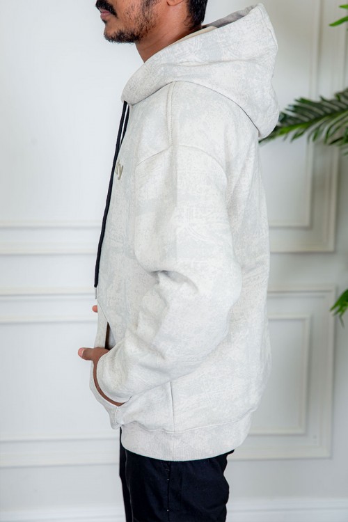 بلوفر رجالي شتوي لون بيج بنقوش باللون الرمادي قبعة متصلة برباط و أكمام طويلة مع جيب الكنغر