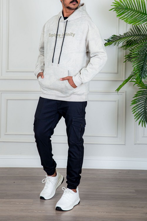 بلوفر رجالي شتوي لون بيج بنقوش باللون الرمادي قبعة متصلة برباط و أكمام طويلة مع جيب الكنغر