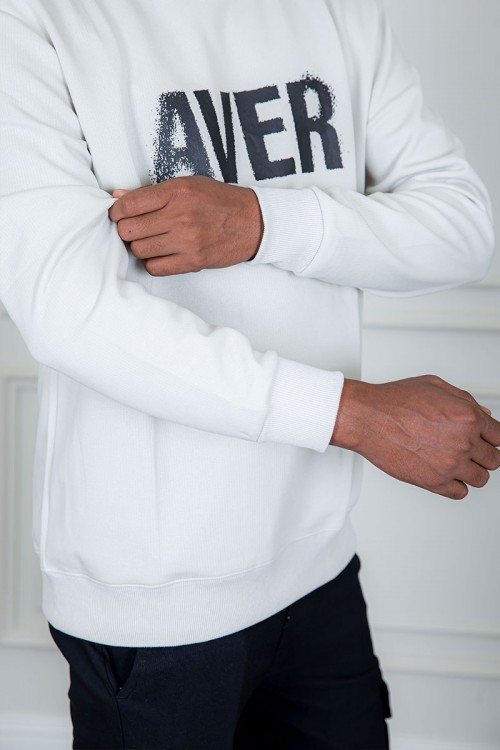 بلوفر رجالي شتوي بيج مزين بكتابات و بأكمام طويلة