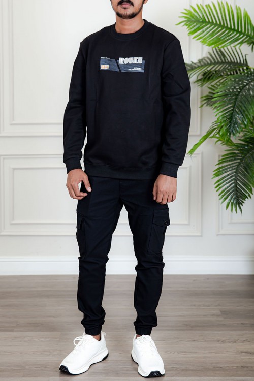 بلوفر رجالي شتوي أسود مزين بطبعات و كتابات و بأكمام طويلة