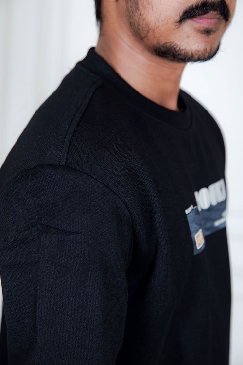 بلوفر رجالي شتوي أسود مزين بطبعات و كتابات و بأكمام طويلة