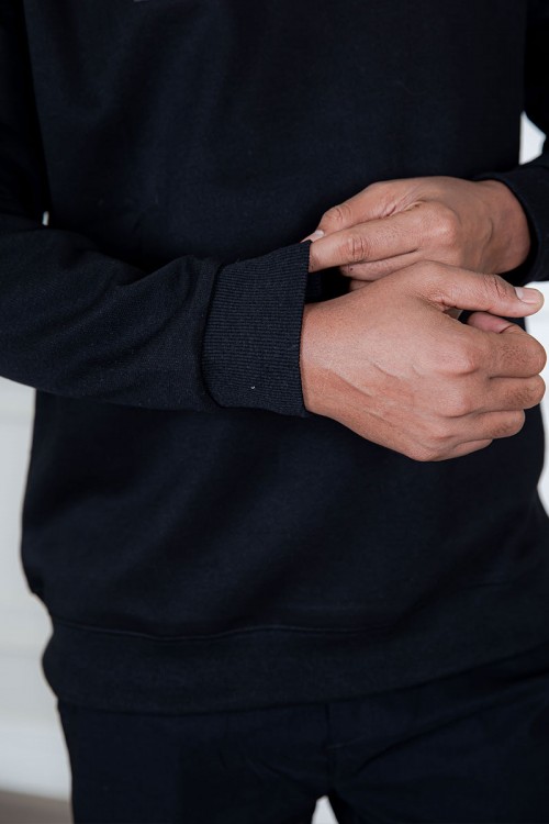 بلوفر رجالي شتوي أسود مزين بطبعات و كتابات و بأكمام طويلة