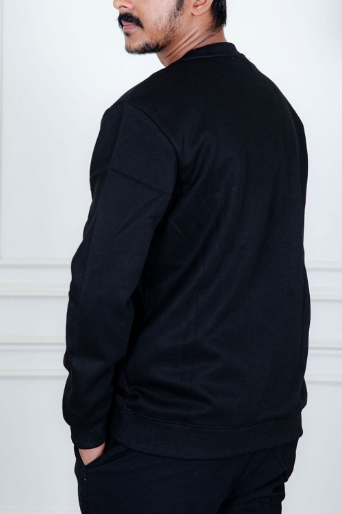 بلوفر رجالي شتوي أسود مزين بطبعات و كتابات و بأكمام طويلة