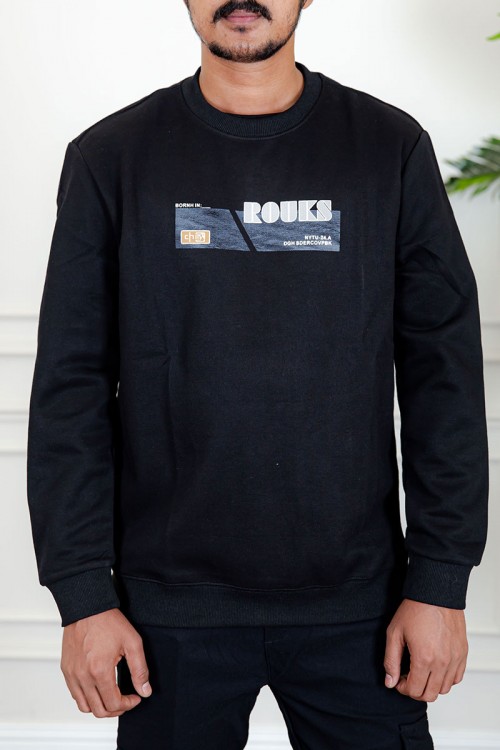 بلوفر رجالي شتوي أسود مزين بطبعات و كتابات و بأكمام طويلة