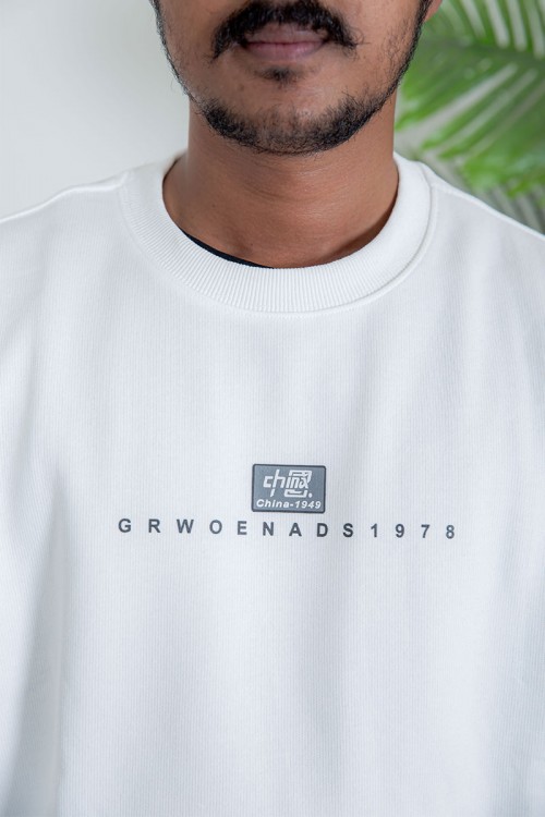 بلوفر رجالي شتوي أبيض مزين بطبعات و كتابات و بأكمام طويلة