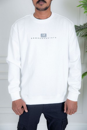 بلوفر رجالي شتوي أبيض مزين بطبعات و كتابات و بأكمام طويلة 