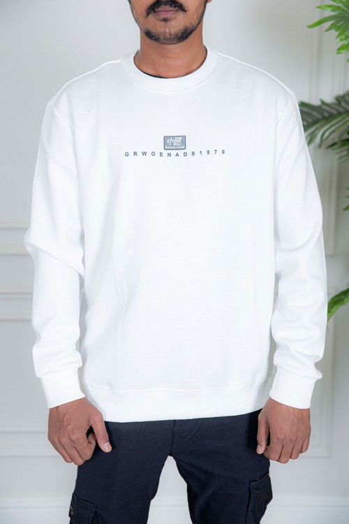 بلوفر رجالي شتوي أبيض مزين بطبعات و كتابات و بأكمام طويلة