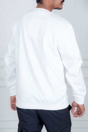 بلوفر رجالي شتوي أبيض مزين بطبعات و كتابات و بأكمام طويلة 