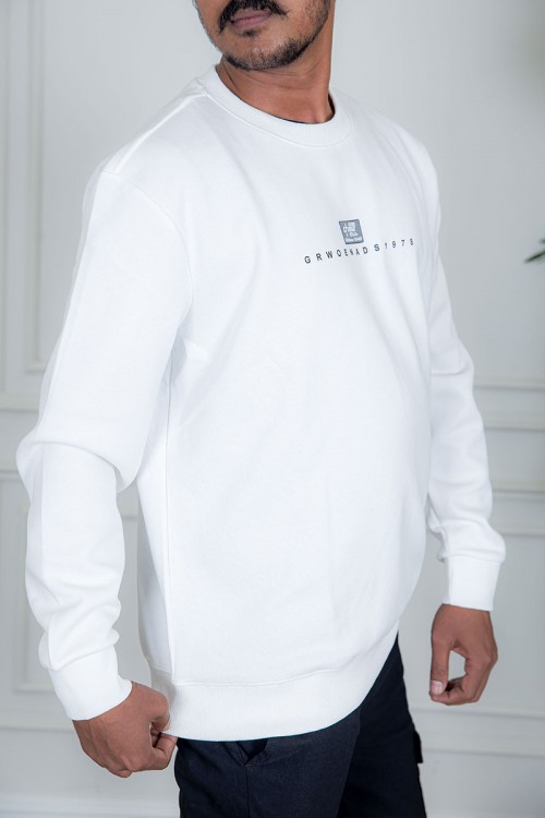 بلوفر رجالي شتوي أبيض مزين بطبعات و كتابات و بأكمام طويلة