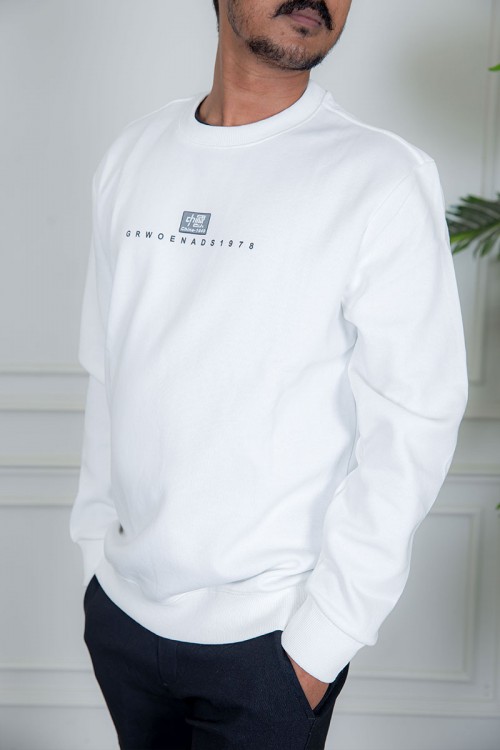 بلوفر رجالي شتوي أبيض مزين بطبعات و كتابات و بأكمام طويلة