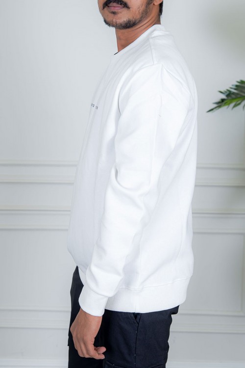 بلوفر رجالي شتوي أبيض مزين بطبعات و كتابات و بأكمام طويلة