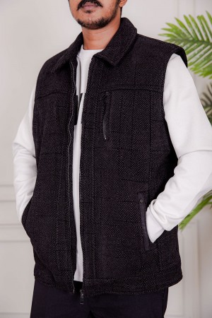 سديري رجالي لون أسود ياقة مطوية بجيوب و سحاب من الأمام