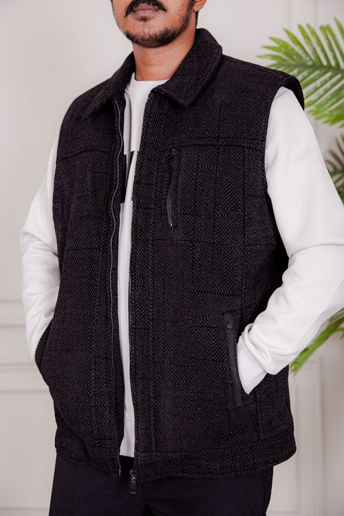 سديري رجالي لون أسود ياقة مطوية بجيوب و سحاب من الأمام