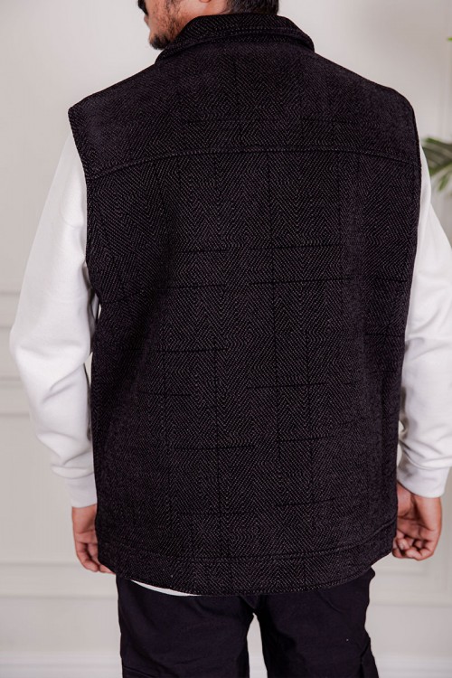 سديري رجالي لون أسود ياقة مطوية بجيوب و سحاب من الأمام