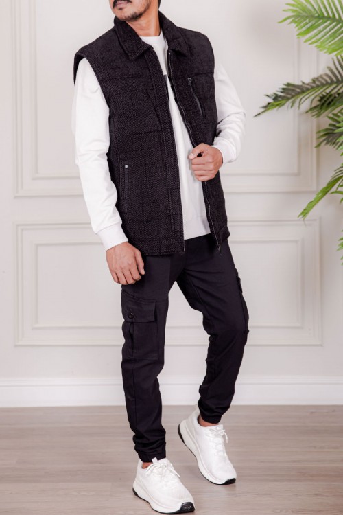 سديري رجالي لون أسود ياقة مطوية بجيوب و سحاب من الأمام