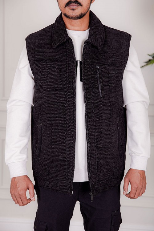 سديري رجالي لون أسود ياقة مطوية بجيوب و سحاب من الأمام