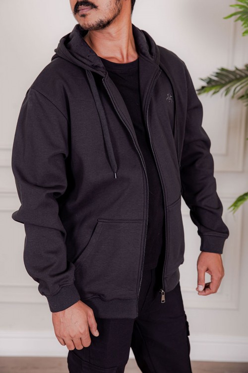 جاكت رجالي شتوي لون أسود قبعة متصلة برباط و بسحاب من الأمام مع جيب الكنغر و بأكمام طويلة