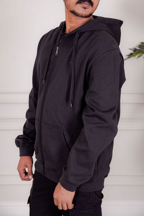 جاكت رجالي شتوي لون أسود قبعة متصلة برباط و بسحاب من الأمام مع جيب الكنغر و بأكمام طويلة