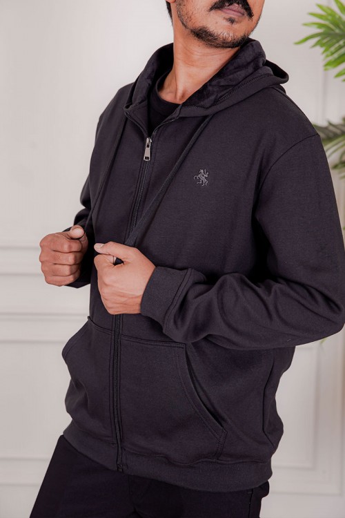 جاكت رجالي شتوي لون أسود قبعة متصلة برباط و بسحاب من الأمام مع جيب الكنغر و بأكمام طويلة