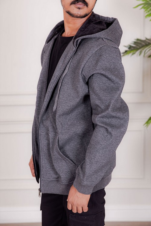 جاكت رجالي شتوي لون رمادي قبعة متصلة برباط و بسحاب من الأمام مع جيب الكنغر و بأكمام طويلة