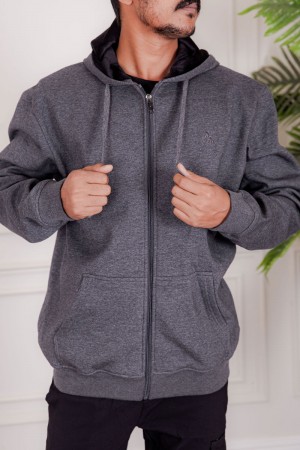 جاكت رجالي شتوي لون رمادي قبعة متصلة برباط و بسحاب من الأمام مع جيب الكنغر و بأكمام طويلة 